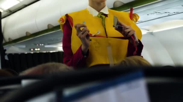 Członek Załogi Lotnicze Pokazuje Fasten Seatbelt Przed Odlotem — Wideo stockowe