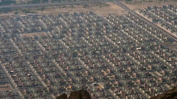 Nieuwe huizen in Al Ain. Uitzicht vanaf de berg — Stockvideo