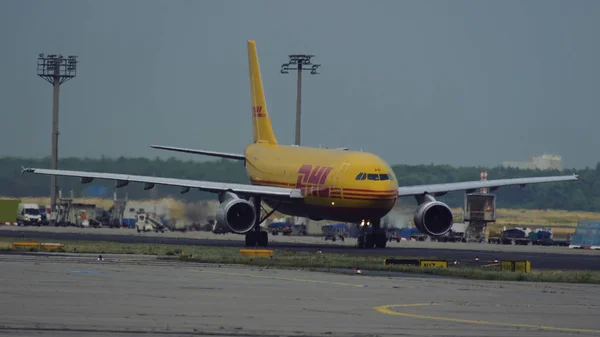 Airbus A300 de DHL à l'aéroport de Francfort — Photo