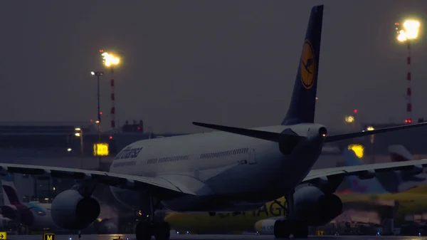 Lufthansa Airbus A330-343 o wczesnym rankiem — Zdjęcie stockowe