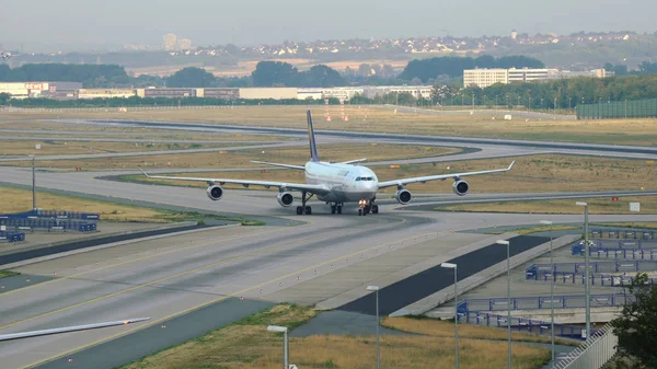 Lufthansa Airbus A340 circulation — Photo