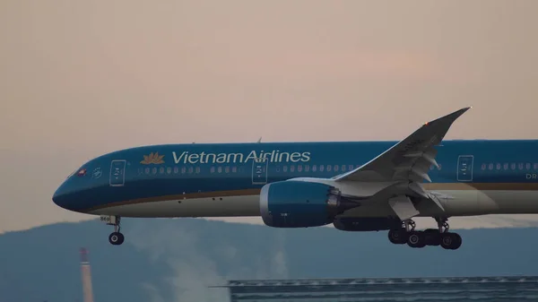 Boeing 787 Dreamliner des compagnies aériennes vietnamiennes approchant de l'atterrissage — Photo