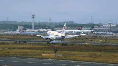 Boeing 737 - 6h 3 Tunisair, Frankfurt am Main Havalimanı'na geldi