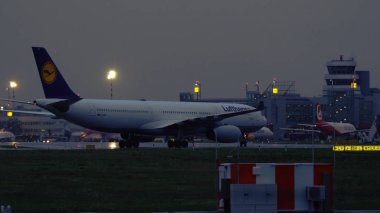 Lufthansa Airbus A330-343 erken sabah Taksilemek