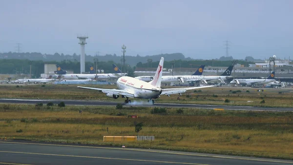 Le Boeing 737-6H3 arrive à Francfort-sur-le-Main — Photo