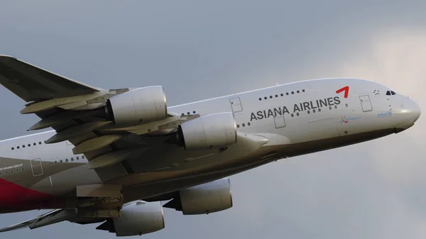 L'Airbus A380 d'Asiana Airlines décolle — Photo