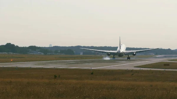 Jet commerciale bimotore in avvicinamento al mattino — Foto Stock