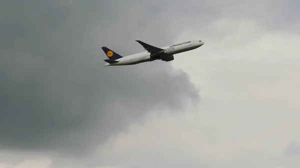 Airbus A330 av Lufthansa Cargo lyfta upp — Stockfoto