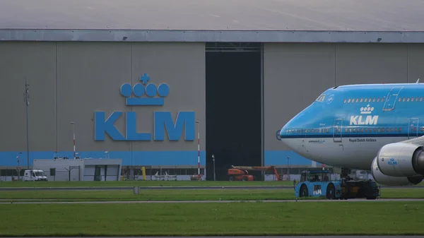 Tracteur de remorquage poussant Boeing 747 des compagnies aériennes KLM — Photo