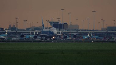 Airbridge kargo Boeing 747 Amsterdam Airport Schiphol oteli günbatımında Taksilemek
