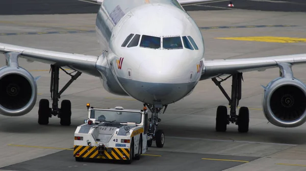 Airbus A319 iterek çekici traktör