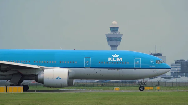 Boeing 777-206-ER- da KLM Airlines na pista — Fotografia de Stock