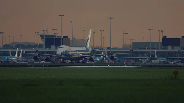 AirBridge Cargo Boeing 747 no Aeroporto de Amsterdã Schiphol ao pôr do sol — Fotografia de Stock