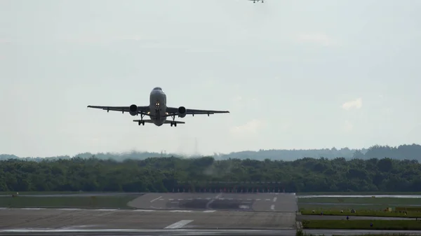 Airbus A320 взлетает — стоковое фото
