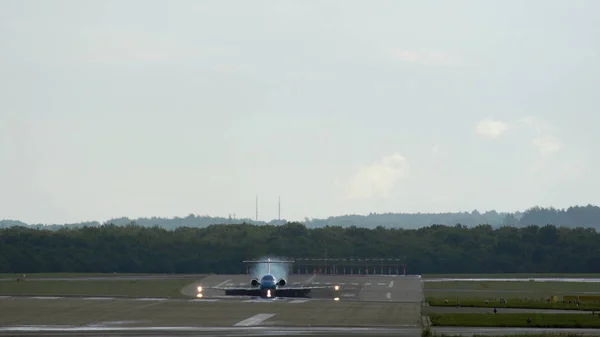 Atterrissage de jet à l'aéroport — Photo