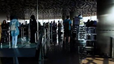 Zaman atlamalı insan üst kısmında Uluslararası Dubai Kongre ve Sergi Sarayı