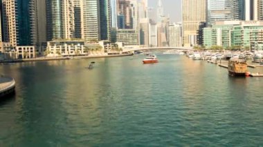Dubai Yat Limanı kuleleri ve Dubai timelapse kanalda görünümü