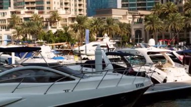 Dubai rıhtımda demirli Lüks Yatlar