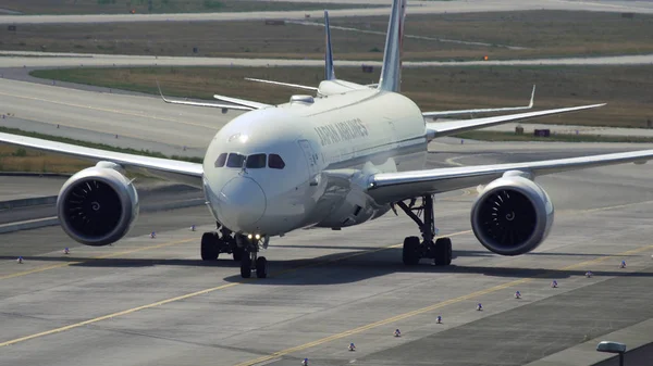 Boeing 787 de Japan Airlines circulant au sol — Photo