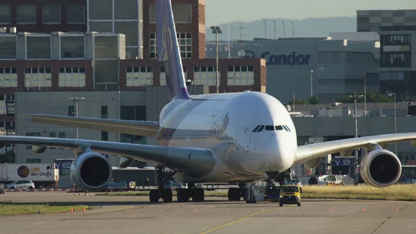 Airbus A380 de vías aéreas tailandesas que se desplazan en taxi en camión de remolque —  Fotos de Stock