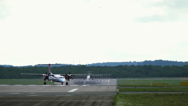 Turbopropulseur Bombardier Dash 8 quitte la voie de circulation — Photo