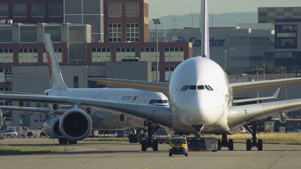 Remolque de Superjumbo Airbus A380 —  Fotos de Stock