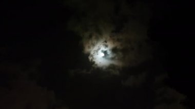 Geceleri ay 'dan geçen bulutlar.