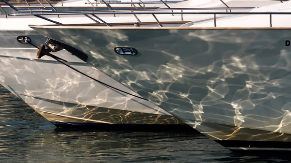Odraz na vodě na spodní části jachty — Stock fotografie