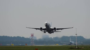 Uçak alır kapalı ve tırmanış