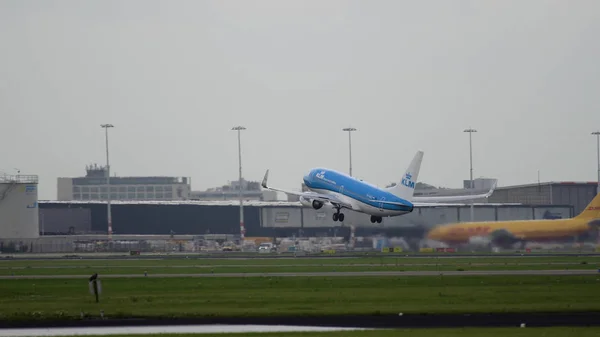 Boeing 737 зльоту авіакомпанії Klm — стокове фото