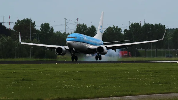 Boeing 737 de pouso das companhias aéreas KLM — Fotografia de Stock