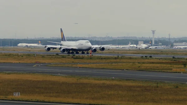 Taxning Boeing 747 av Lufthansa airlines — Stockfoto