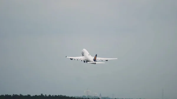 Jumbojet da Lufthansa linhas aéreas após a decolagem — Fotografia de Stock