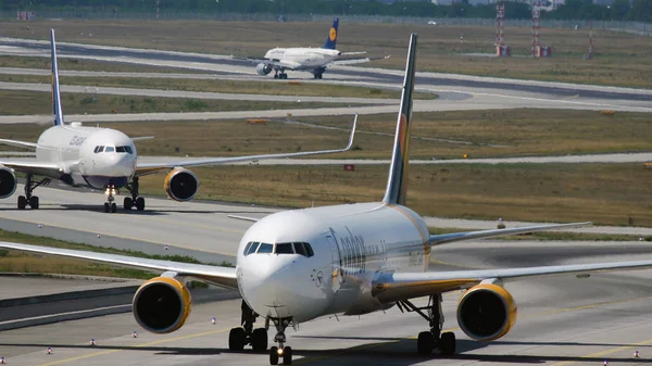 Par av Boeing 767 taxning efter anlände — Stockfoto