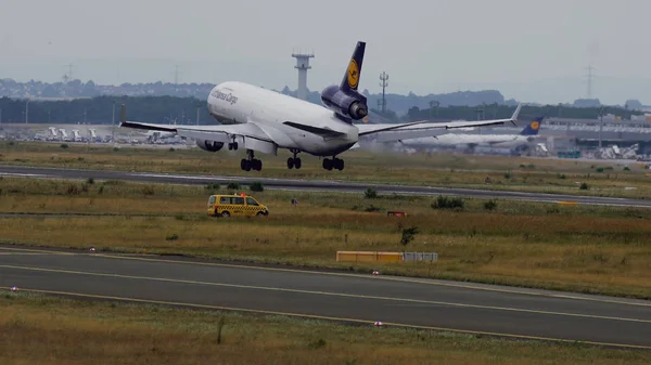 Lufthansa Cargo McDonnell Douglas MD-11 approche — Photo