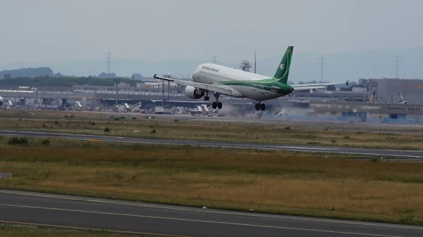 Airbus A320-214 de Iraq Airways aterrizaje — Foto de Stock