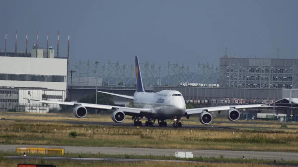 Boeing 747 Jumbojet de las aerolíneas Lufthansa bajando —  Fotos de Stock