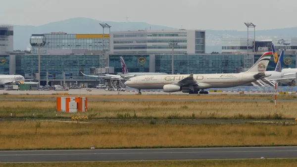 Airbus A330 des compagnies aériennes Etihad roulant contre le terminal — Photo