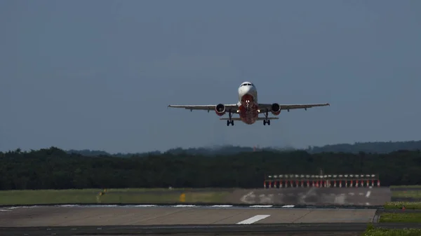 Airbus A320 d'Air Berlin décollant — Photo