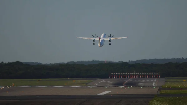 Descolagem do avião turboélice — Fotografia de Stock