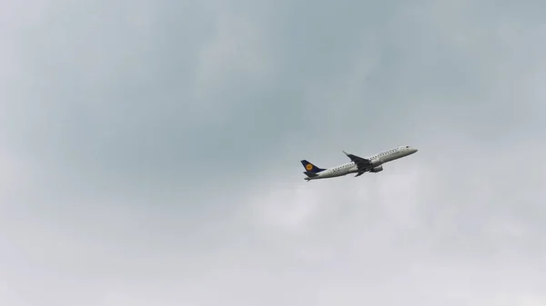 Lufthansas Embraer após decolagem — Fotografia de Stock