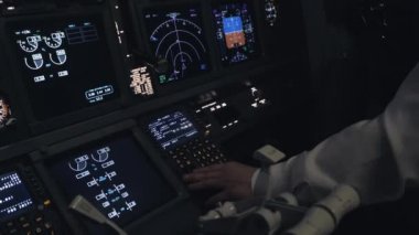 Pilot uçak kokpit içinde ders ayarlar