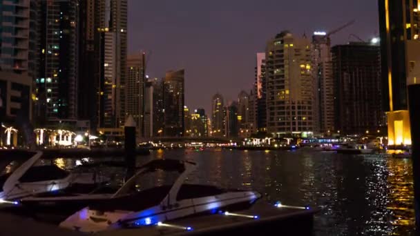 두바이 마리나 타임랩스. 밤에 항구에 정박 한 요트 — 비디오