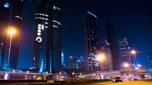 Движение на шоссе ночью timelapse в Дубае, ОАЭ — стоковое видео