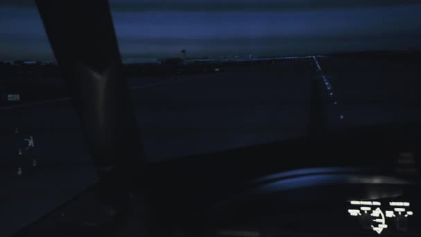 Кабина гражданского самолета перед взлетом — стоковое видео