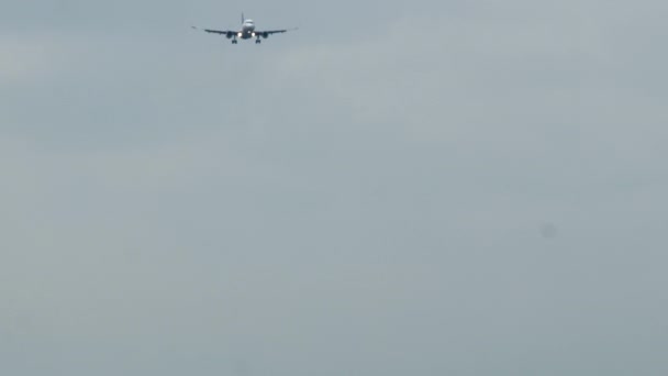 Pesawat sipil mendekat untuk mendarat — Stok Video