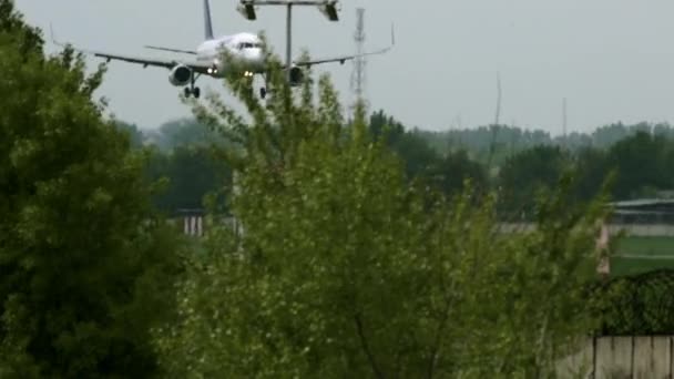 Airbus A320 av Air Astana landning på Almaty flygplats — Stockvideo