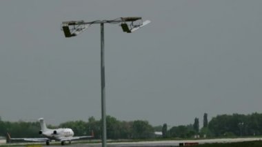 Özel jet uçağı havaalanından havalandı