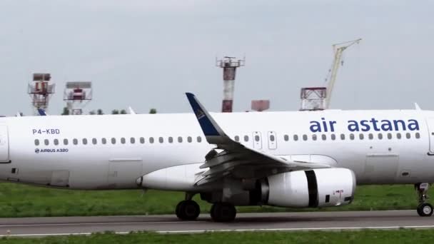 Airbus A320 van Air Astana na aankomst — Stockvideo