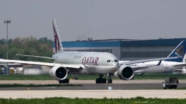 Boeing 777 do Qatar Carga no aeroporto de Almaty — Vídeo de Stock